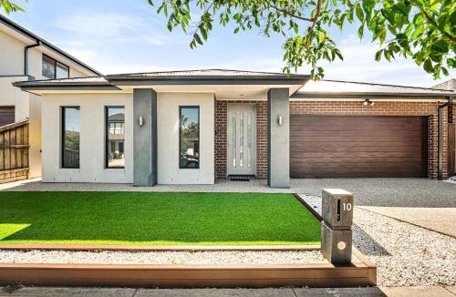 Plumpton House | Spacious 4-Bed Home with Private Outdoor Area