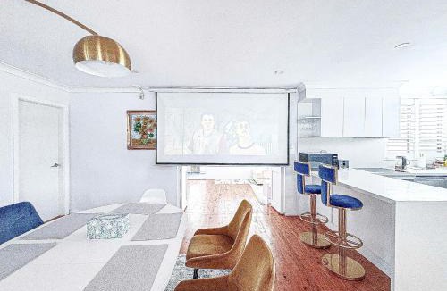 Picnic Point House | Spacious 4 Bedroom Home with Swimming Pool and Free Parking