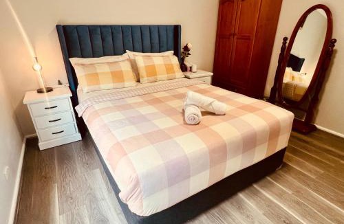 St. Albans House | Spacious 4BR Home - Next to St Albans Station