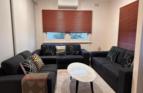 Keiraville House | Spacious 4BR Home Walk to Wollongong Uni