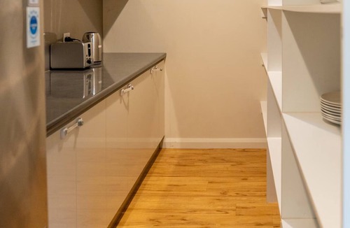 Alfredton House | Spacious 4BR House by 24/7 Café & IGA in Ballarat