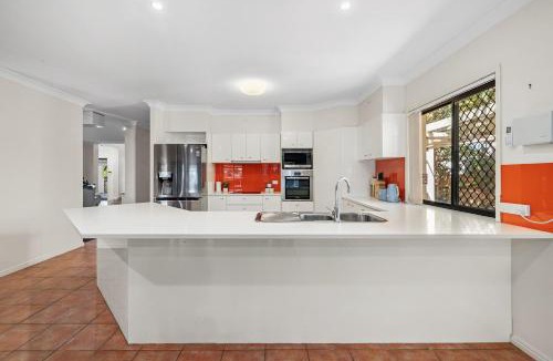 Newport House | Spacious 4BR Waterfront Stay Pool Table AC