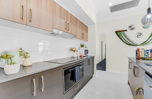 Deebing Heights House | Spacious 5-Bedroom Home in Deebing Heights