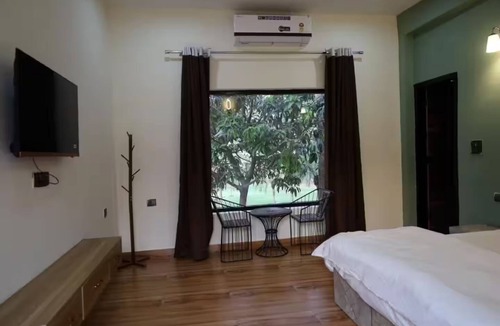 Gurugram House | Spacious 5-bedroom farmhouse in cool Gurugram with AC, WiFi