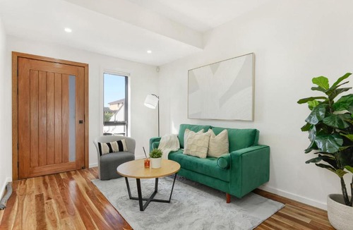 Canley Heights House | Spacious 5BR Duplex in Heart of Canley Heights