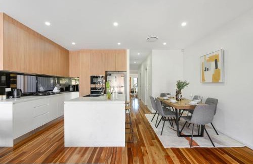 Canley Heights House | Spacious 5BR Duplex in Heart of Canley Heights