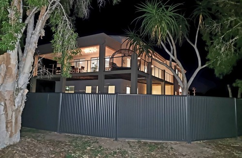 Burrum Heads House | Spacious 6BR Seaside Home Sleeps 12 100m to Beach.