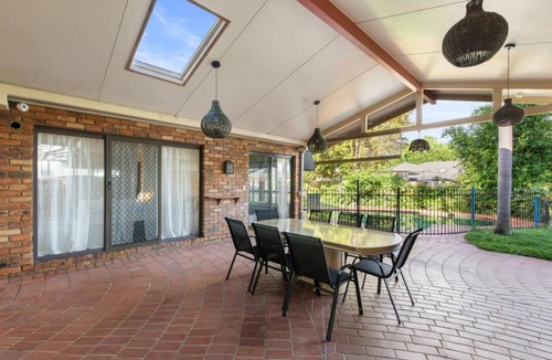 Robertson House | Spacious Affordable 7B3B 2 Living Pool Yard and Mall