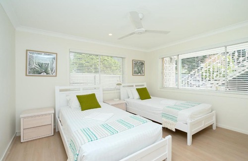 Main Beach Apartment | Spacious and Bright Apartment Minutes to the Beach
