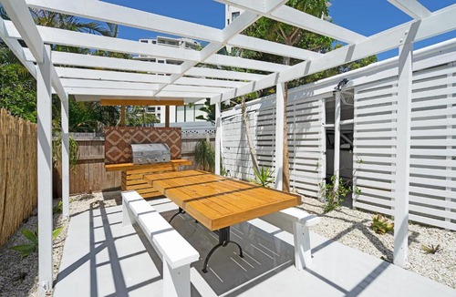 Main Beach Apartment | Spacious and Bright Apartment Minutes to the Beach
