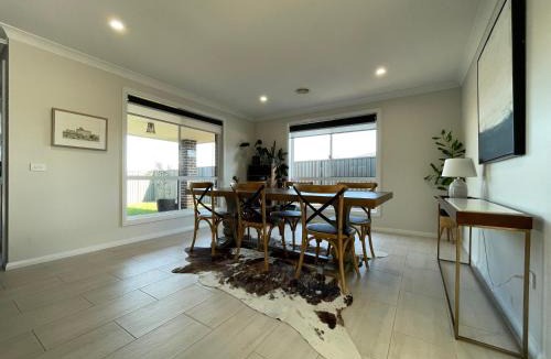 Eglinton House | Spacious and Modern Home away from Home
