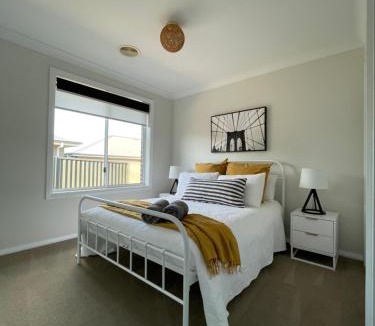 Eglinton House | Spacious and Modern Home away from Home