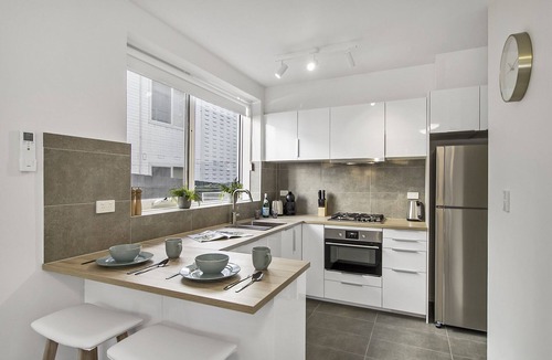 Saint Kilda South Apartment | Spacious apartment within minutes of Acland Street