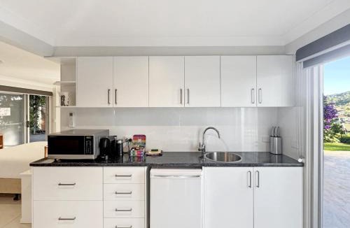 Surf Beach Apartment | Spacious Beach Studio With Alfresco Dining
