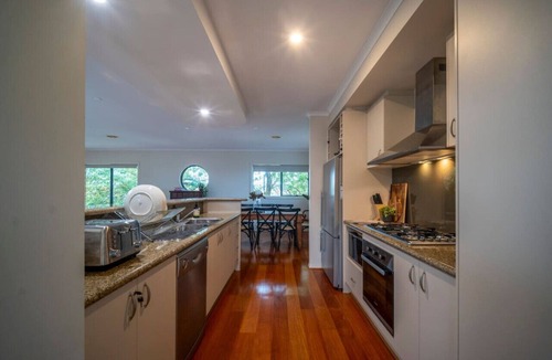 Rosebud House | Spacious beachside family home