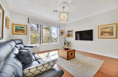Cotswold Hills House | Spacious Bright & Luxurious 5BR Family Retreat