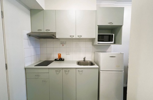 Carlton South Apartment | Spacious CBD Studio for 4 | Free Wi-Fi