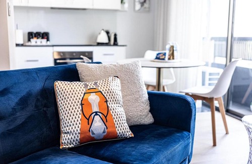 Darlinghurst Apartment | Spacious CBD Suite with Pool & Gym - Walk to Opera House