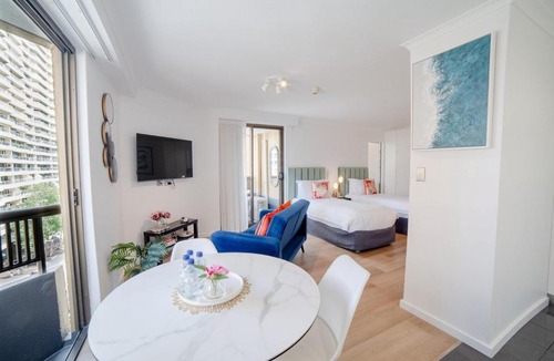 Darlinghurst Apartment | Spacious CBD Suite with Pool & Gym - Walk to Opera House