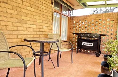 Mount Waverley House | Spacious Family Home | Walk To Train | Free Public Transport In April
