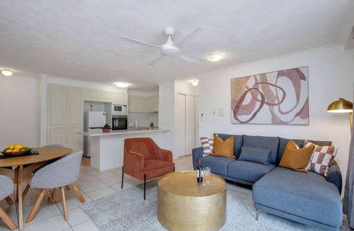 Burleigh Heads Apartment | Spacious Ground Floor Retreat by Burleigh Beach