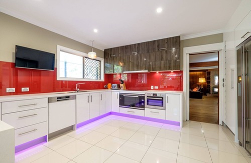 Brookfield House | Spacious Hideaway Retreat, Pool , Spa, Acreage, Billiards, 7 Bedrooms, Brisbane