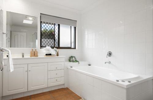 Broadbeach Waters House | Spacious house with Pool, River views, BBQ, Pontoon, Wifi - Mojo Stays