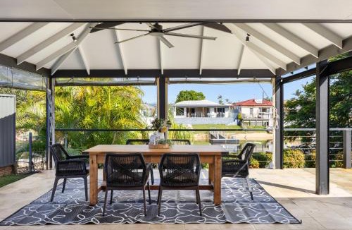 Broadbeach Waters House | Spacious house with Pool, River views, BBQ, Pontoon, Wifi - Mojo Stays