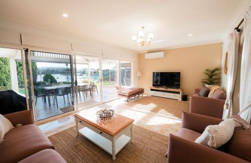 Encounter Bay House | Spacious Lake Front Home- Private Beach