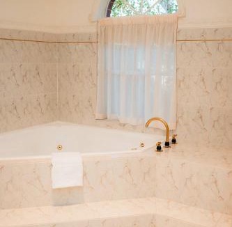 Encounter Bay House | Spacious Lake Front Home- Private Beach