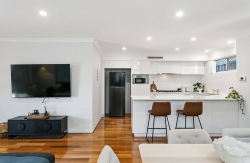 Doubleview House | Spacious Luxury 5-bedroom house near Scarborough Beach