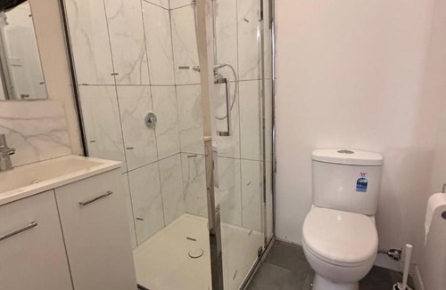 Broadmeadows House | Spacious Queen Room - CR2
