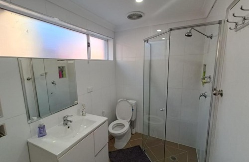 Guildford West House | Spacious Queen Room in Large, Two Story Home - GB