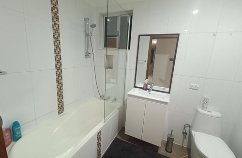 Guildford West House | Spacious Queen Room in Large, Two Story Home - GB