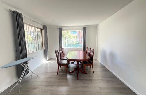 Guildford House | Spacious Queen Room - Train Station - NG5