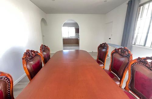 Guildford House | Spacious Queen Room - Train Station - NG5
