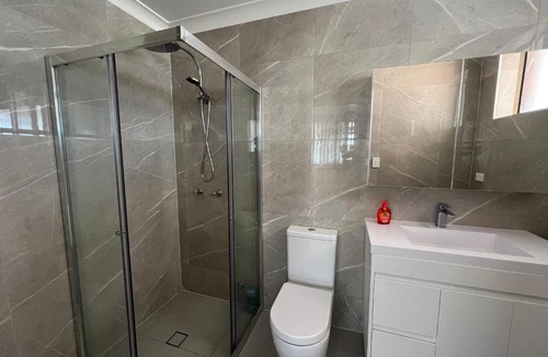Croydon House | Spacious Queen Room with Easy CBD Access - CP3