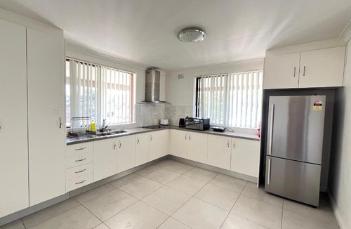 Croydon House | Spacious Queen Room with Easy CBD Access - CP3