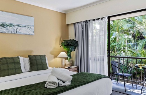 Mount Ommaney Bed & Breakfast | Spacious Room Ideal for Biz District & Access CBD