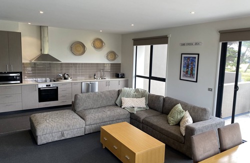 Connewarre Apartment | Spacious tranquil 2 bed apartment, largest sunny balcony overlooking golf course