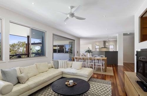 Safety Beach House | Splash Beachfront, Pristine Ocean Views, Pool, Luxury, Workcation, Sleeps up to 8