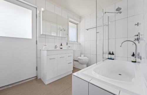 Jindabyne House | Sponars Onshore - 2BR Apartment l Pet-Friendly l WiFi l Air-Con l Fenced Backyard