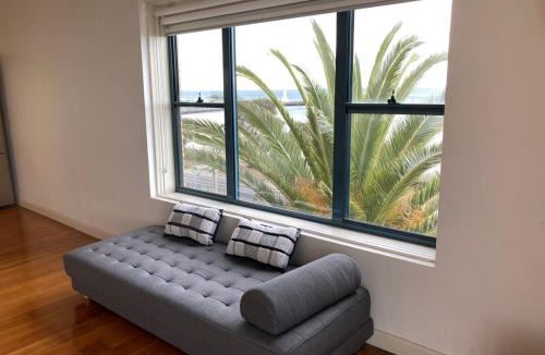 St Kilda Apartment | St Kilda absolute beachfront views