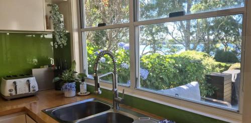 Sanctuary Point House | Stargazer Cottage Waterfront Reserve with Private Studio by Book Jervis Bay