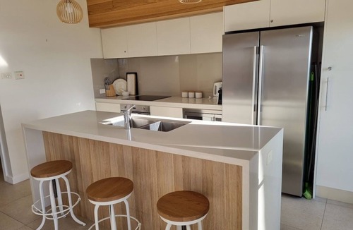 Corlette Apartment | Stay 3/Pay2 nights (T&C’s) 'Dolphin Shores' *1SUPs+3Kayaks* WATERFRONT