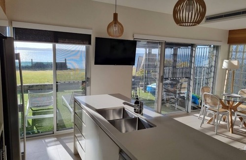 Corlette Apartment | Stay 3/Pay2 nights (T&C’s) 'Dolphin Shores' *1SUPs+3Kayaks* WATERFRONT