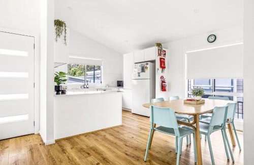 St. Georges Basin House | Stay and Float in Basin Bliss