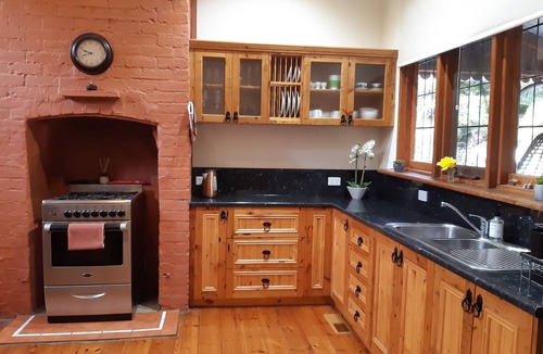 Bendigo Cottage | Stellar Location Two Bathrooms Breakfast Netflix Foxtel WiFi