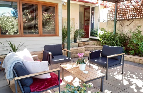 Bendigo Cottage | Stellar Location Two Bathrooms Breakfast Netflix Foxtel WiFi