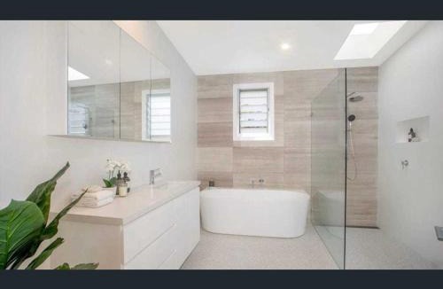 Avalon Beach House | Steps from Avalon - Beach Modern Coastal House